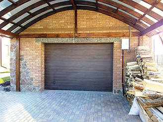 Гаражные секционные ворота Алютех серии Классик с толщиной панели 45 мм в Киеве и Киевской области