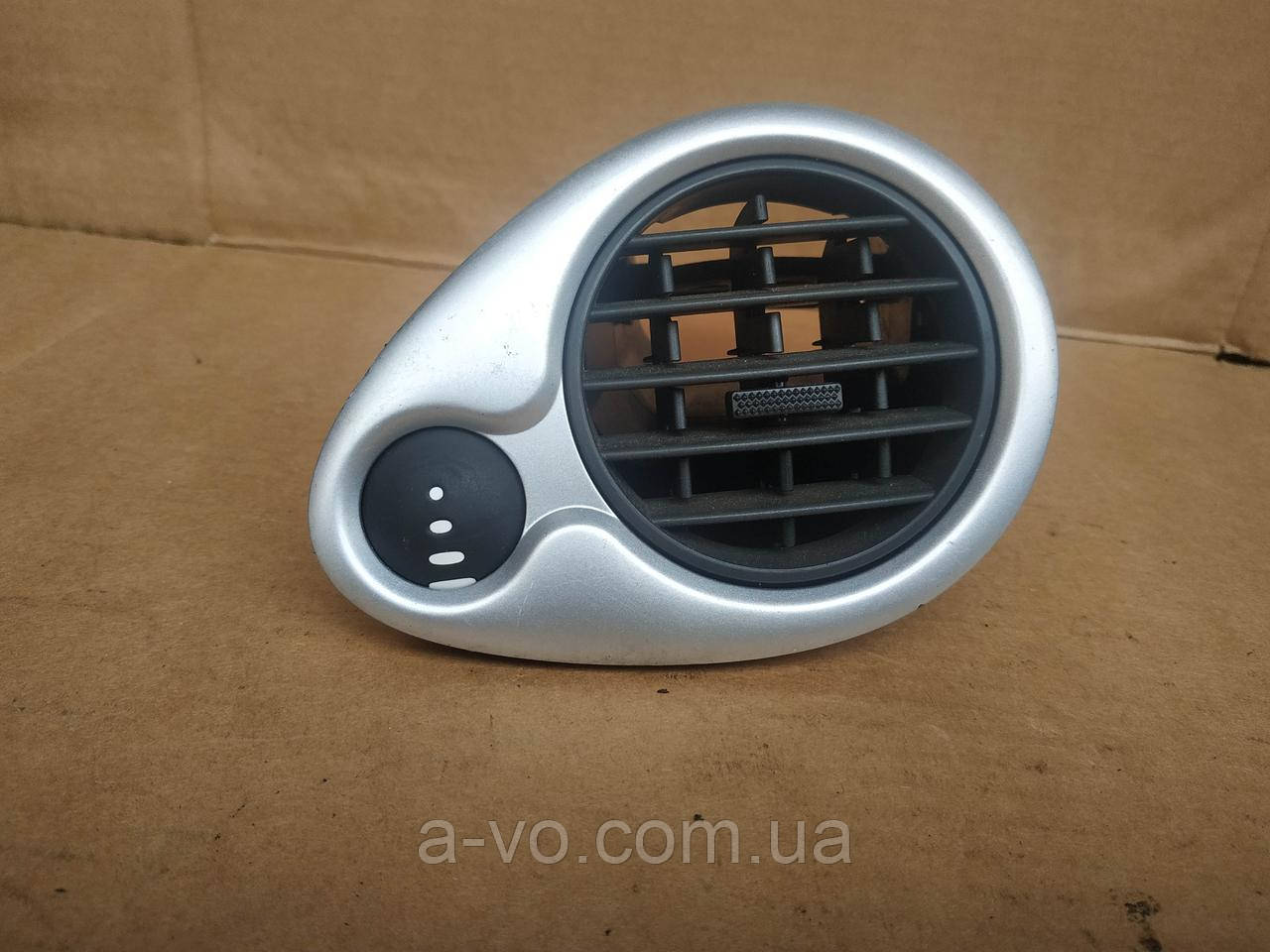 Дефлектор повітрозабірник правий Renault Clio 3 220410, фото 1