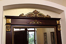 Зеркало в классической деревянной раме с резьбой 2