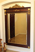 В такое зеркало в богато украшенной деревянной резной раме хочется смотреться..