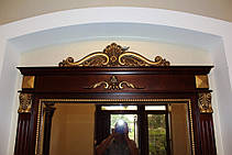 Зеркало в классической деревянной раме с резьбой 7