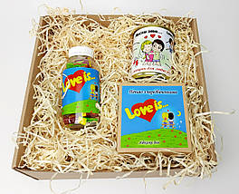 Набір жіночий "Любов як вона є": "Лав із" в баночці, печива з передбаченнями "Love is", носочки в банку