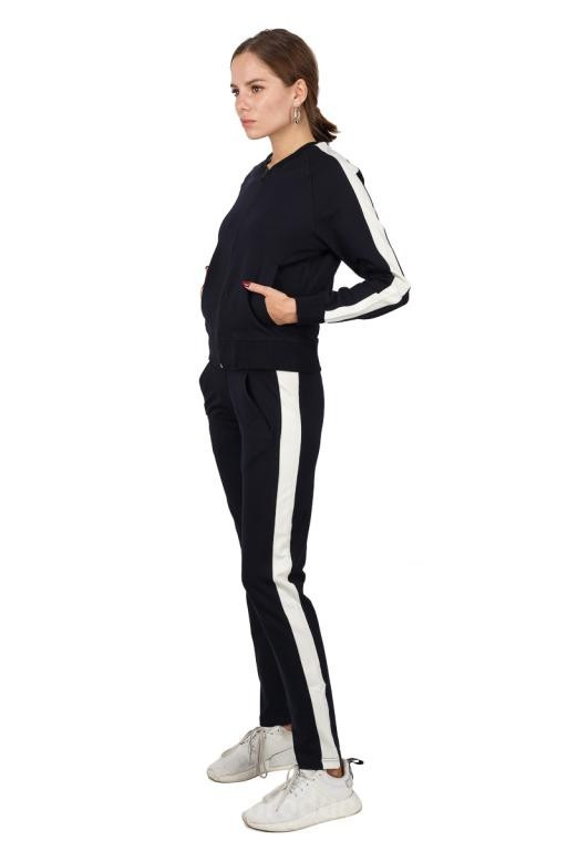 Костюм жіночий спортивний чорного кольору з білою смугою One-Point