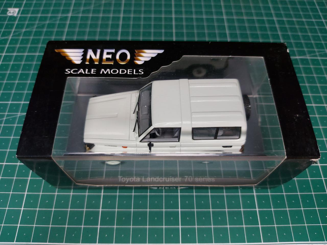 Toyota Landcruiser 70 series. Колекційна модель автомобіля в масштабі 1/43. NEO MODELS 43995