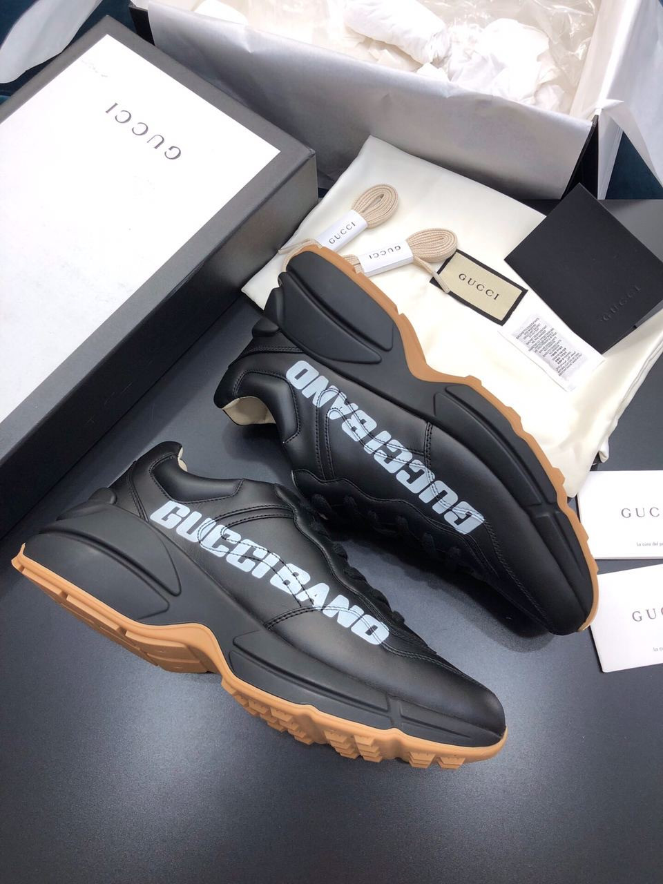 Кросівки з логотипом