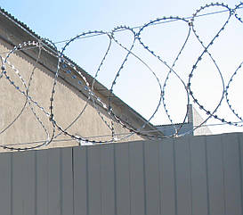 Спіральний бар'єр безпеки казачка, алебарда 450х3 скоби 17 м/п колючі-різальна загорода, поцинкована