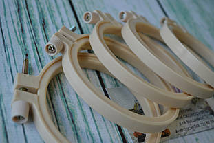 П'яльці круглі пластикові з внутрішнім заломом, діаметр 7,5/6 см