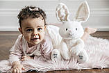 Інтерактивний Зайчик, що рухається вухами, грає з малюком GUND Flora ThBunny, фото 2