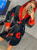 Теплий жіночий махровий халат із заходом із поясом чорного кольору, фото 4