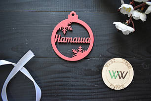 Новорічна іграшка кулька з дерева з фарбуванням в червоний колір. Дизайн в асортименті