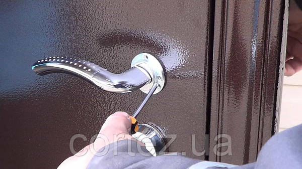 Дізнайтеся про процес самостійного заміни замка-циліндра на двері