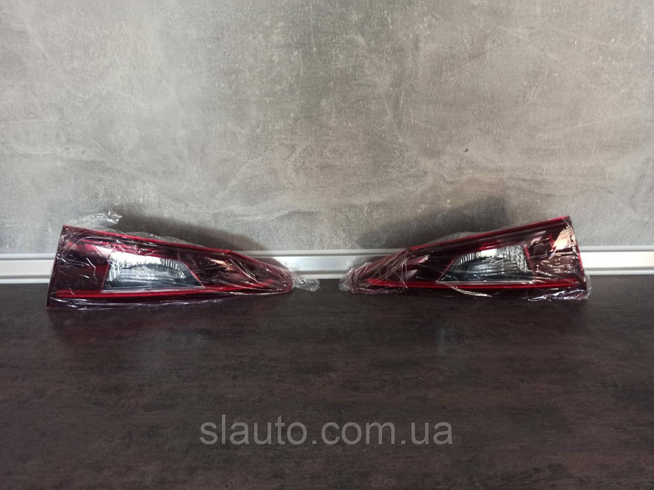 Задній ліхтар правий лівий Mazda 3 2017 2018 2019