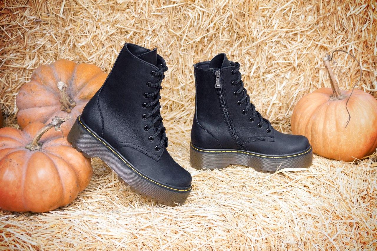 Жіночі чорні черевики на шнурівці в стилі Dr. Martens