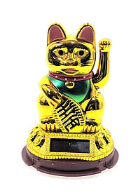 Кішка Манэки-неко на сонячній батареї