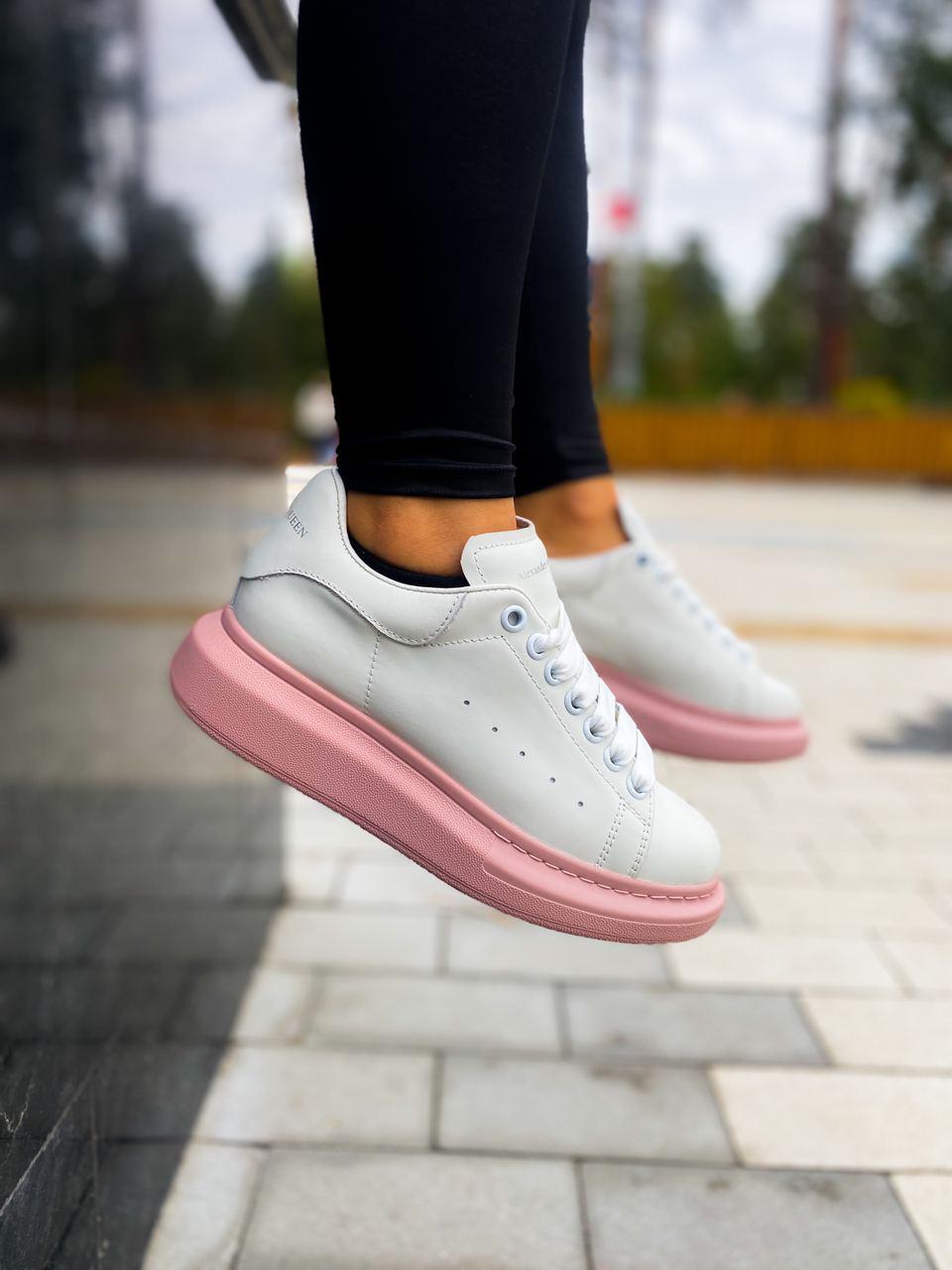Кросівки Маквины жіночі білі. Кросівки Alexander McQueen Pink Comb з рожевою підошвою жіночі.