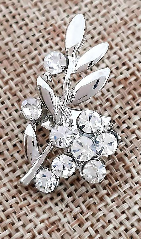 Брошка. Родій. Камені: білий циркон. Діаметр: 3 см.