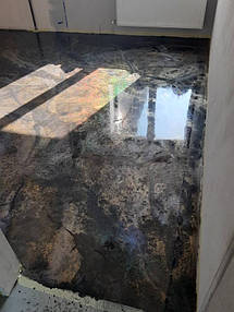 Также можно использовать как финишное покрытие для рисунков, фотографий и изображений (сделанным из масла, акрила, спиртовых чернил, акварели, смешанных материалов и т. д.) Кроме того, прозрачная смола идеально подходит для  украшений.