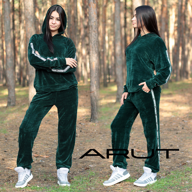 Теплый женский костюм из вязаного велюра с капюшоном и лампасами