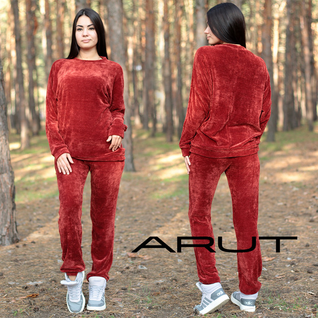 Женский осенний костюм-двойка в спортивном стиле
