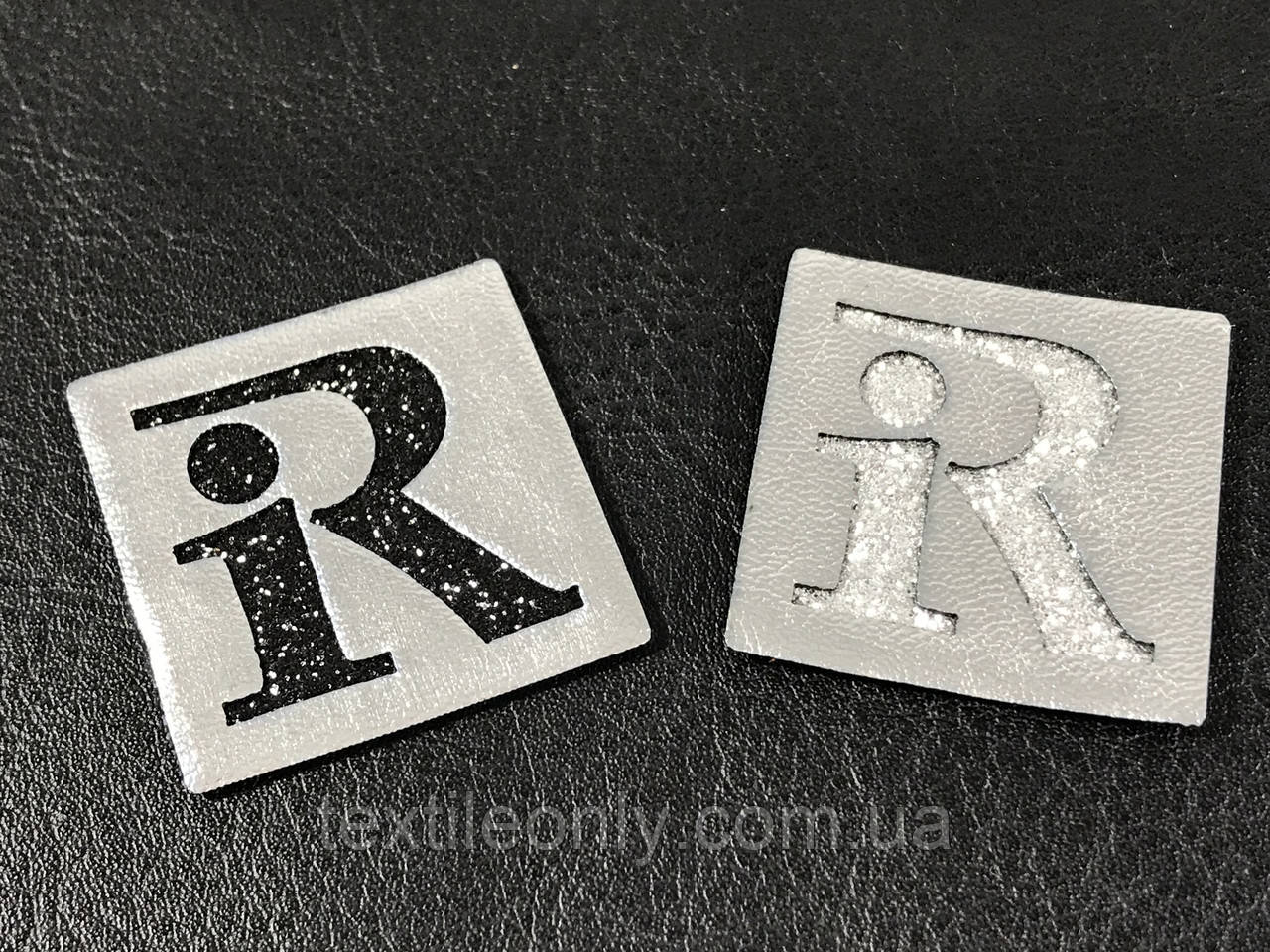 Нашивка буква R 30х30 мм