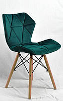 Бархатный стул на деревянных ножках с черной крестовиной в зеленом цвете Greg