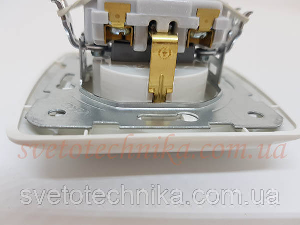 Розетка электрическая VI-KO Carmen скрытой установки одинарная с крышкой и заземлением (белая) - фото 4 - id-p162271834