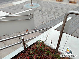 Пристінний подвійний поручень з нержавійки в метро