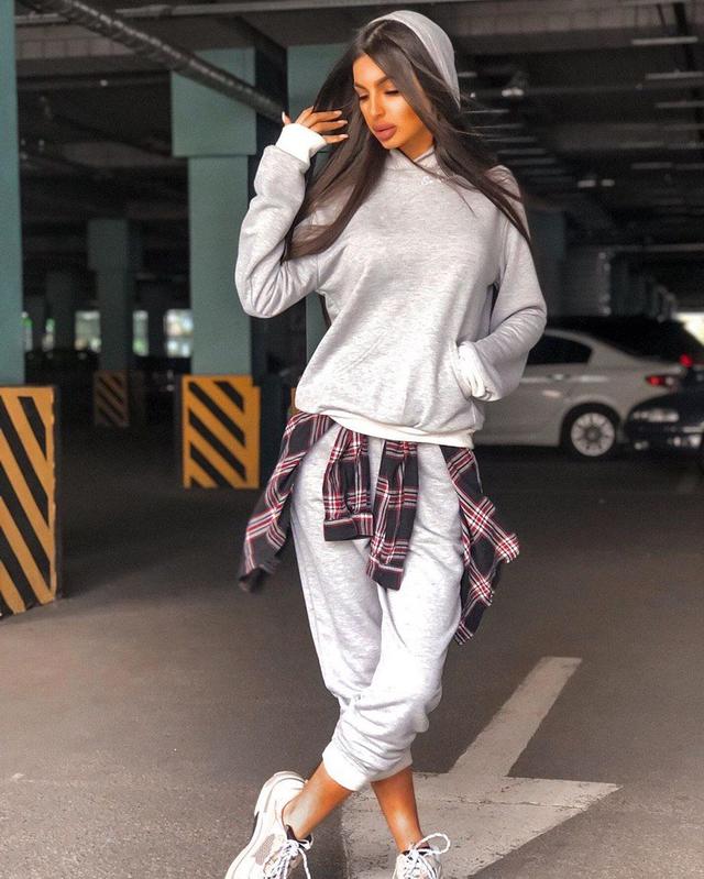 Женский спортивный костюм-двойка на осень с капюшоном