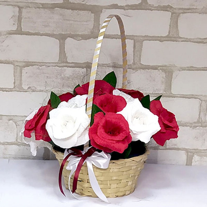 Букет із цукерок Троянди 15 у кошику червоно-білі