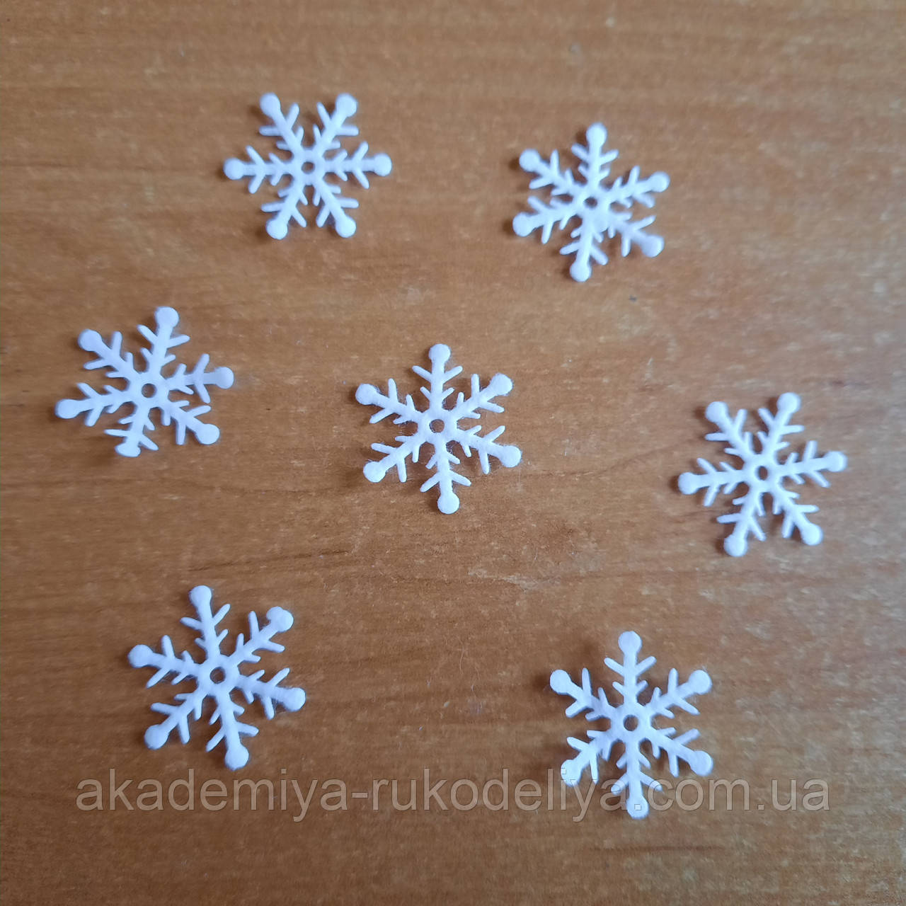 Сніжинки з фетру 2.5 см ажурна 20 шт. - 14 грн
