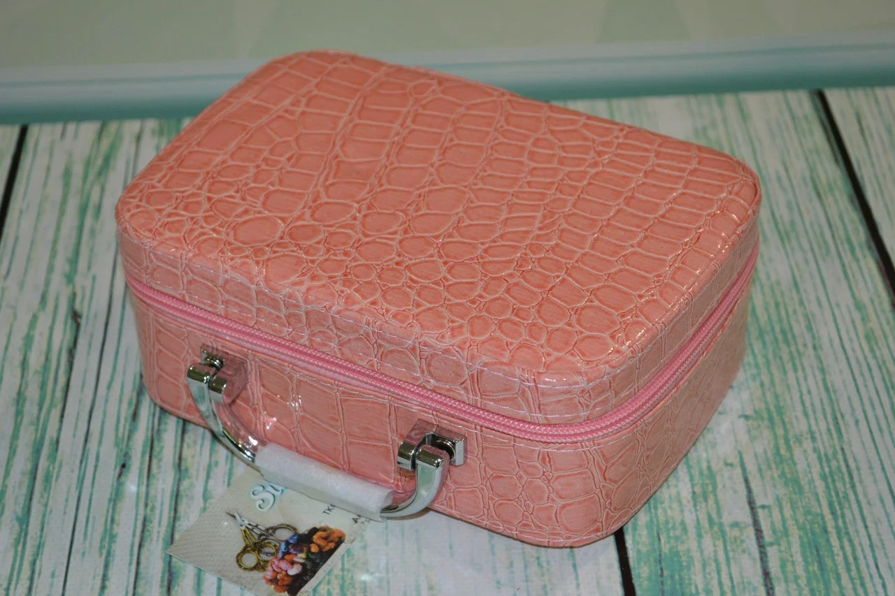 Дорожній швейний набір у валізці Deny кремовий