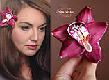Оригінальний подарунок дівчині. Шпилька для волосся квітка "Малинова орхідея"+ подарункова коробочка, фото 4