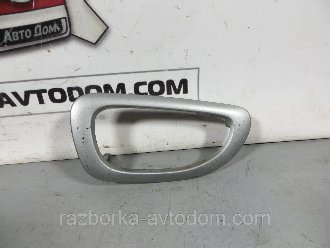 Накладка ручки внутрішніх правих дверей Peugeot 307 (2001-2008) ОЕ: 9694769777