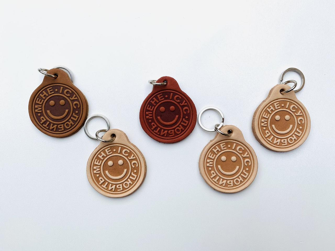 Брелок шкіряний "Ісус любить мене"