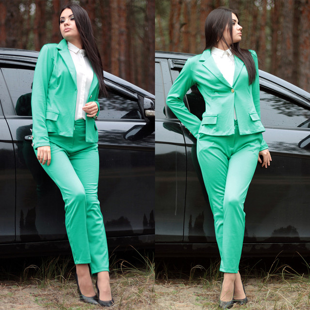 Женский классический брючный костюм в ярких цветах