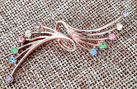 Брошка. Позолота ЧВ. Камені: циркон різнокольоровий. Діаметр: 6,5 см.