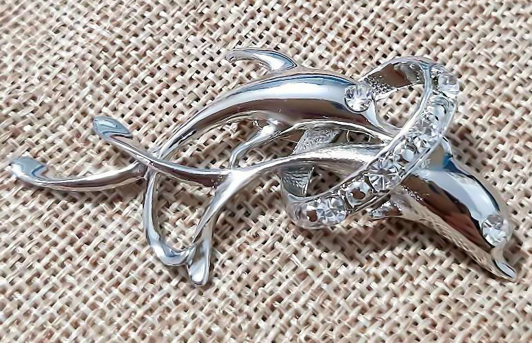 Брошка. Родій. Камені: білий циркон. Діаметр: 6 см.