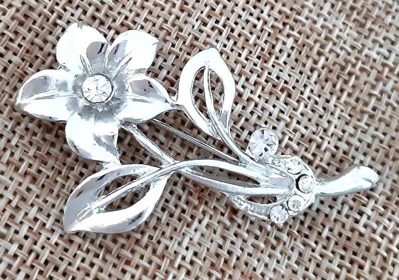 Брошка. Родій. Камені: циркон білого кольору. Діаметр: 5 см.