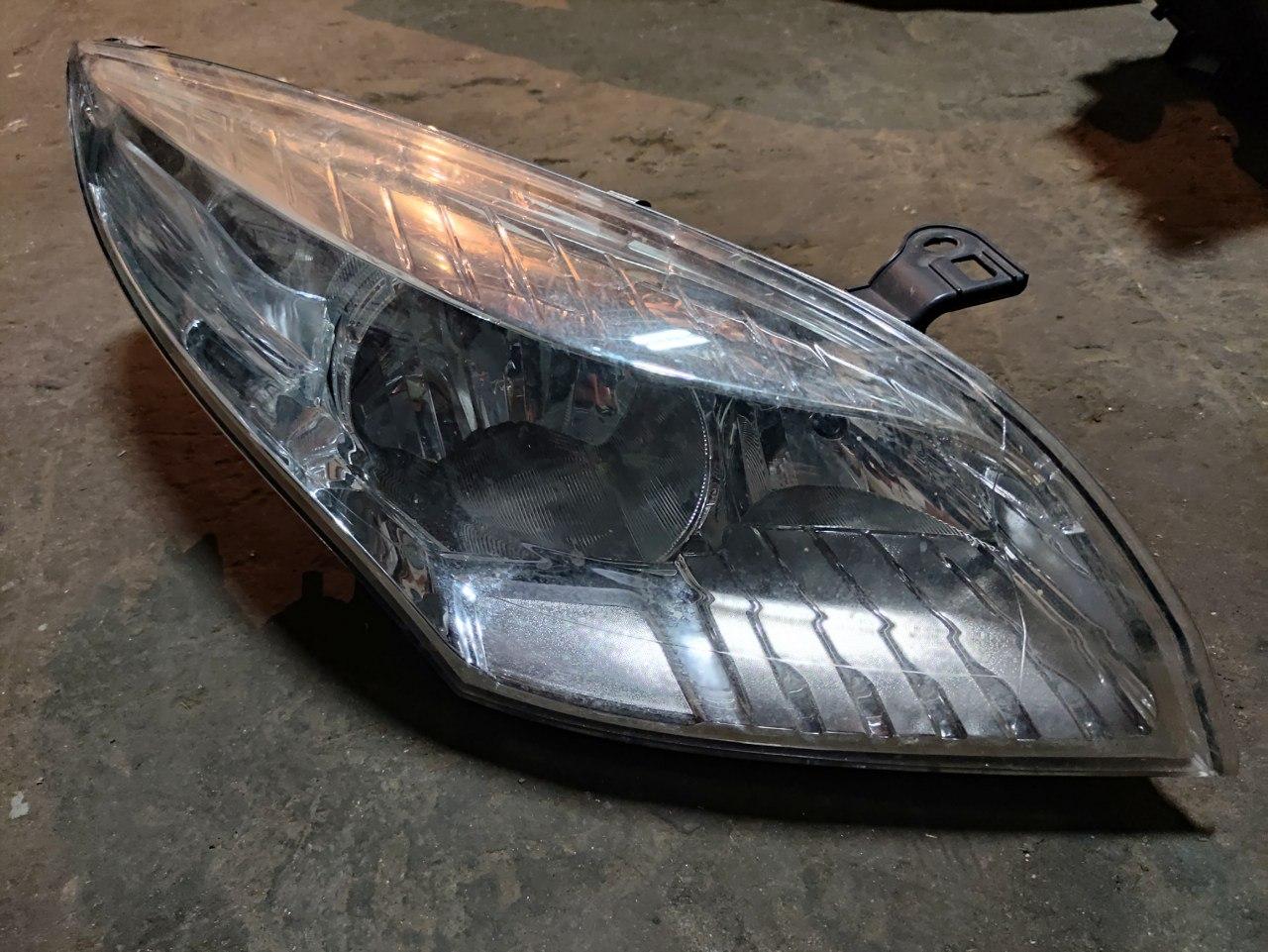 Фара передня права Renault Megane 3, 2008-2014, 260100017R (Б/У)