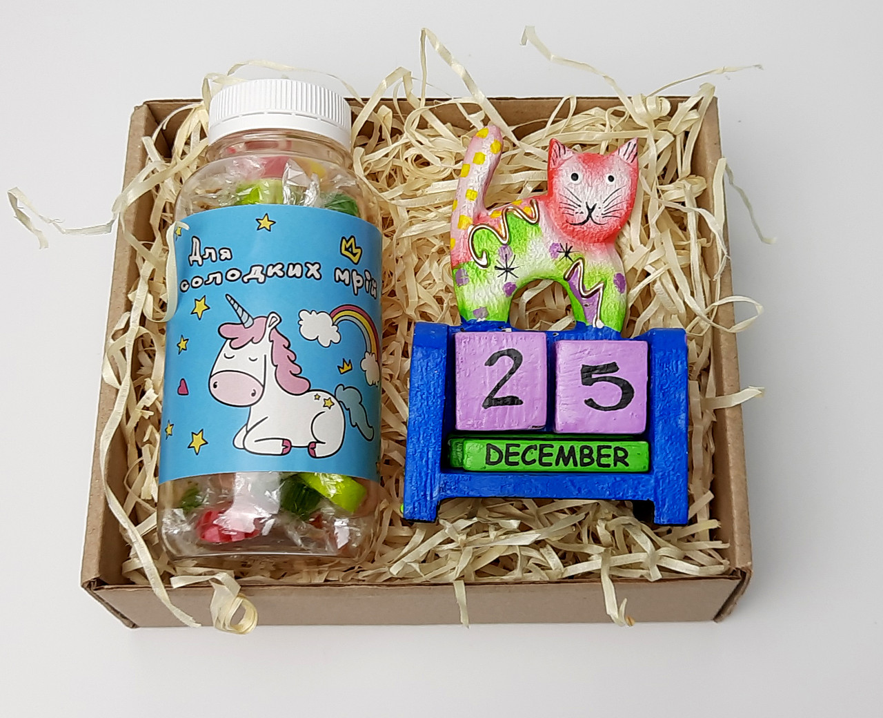 Подарунковий набір "Єдиноріг і кіт": вічний календар "Кіт" і цукерки в баночці "Для виконання бажань"