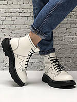 Женские кожаные ботинки ALEXANDER MCQUEEN. Ботинки Александр Маквин белого цвета с мехом для девушек.