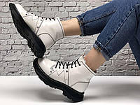 Женские кожаные ботинки Alexander McQueen Boots. Ботинки Александр Маквин Бутс белого цвета с черной подошвой.
