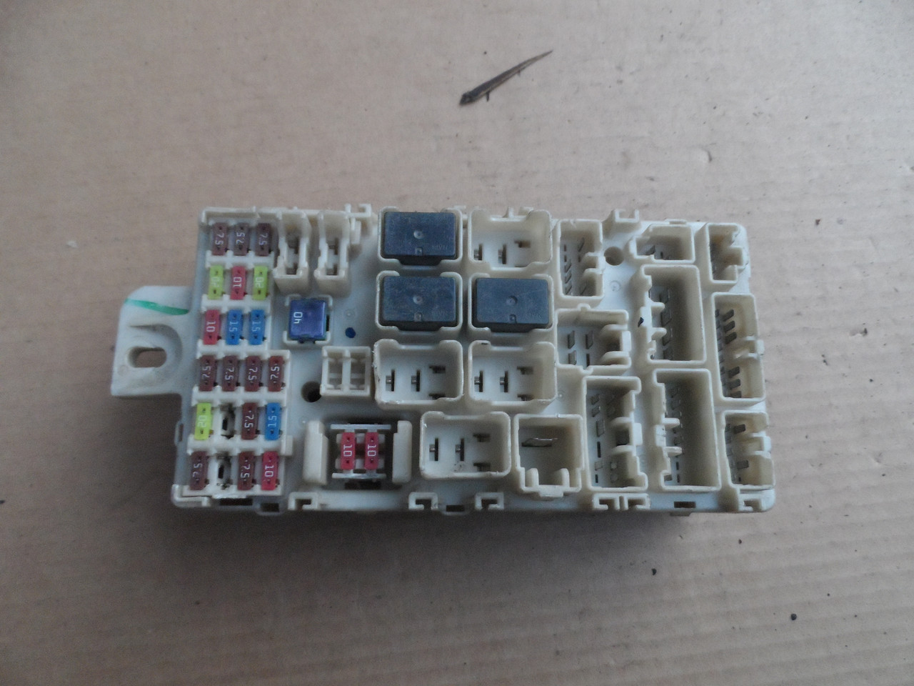 Блок запобіжників Mitsubishi L200 2009-2015 ДЕФЕКТ 8565A205, фото 1