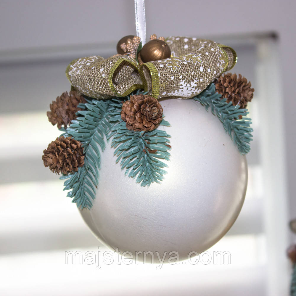 Новорічний декор, велика біла куля (з нефарбованими шишками)