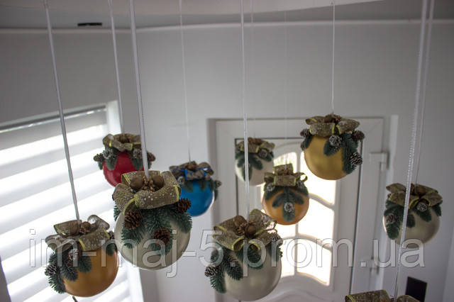 Різдвяні прикраси - великі декоровані шари різних кольорів Різдвяні прикраси - великі шари різних кольорів