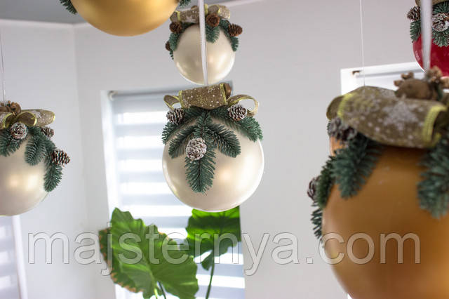 Новорічний декор "Шар великий білий перламутровий" (з неокрашеними шишками) Новорічний декор "Шар великий білий перламутровий" (з неокрашеними шишками)