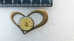 Годинник - серце, вставка - кругла. Підвіска, колір - бронза. Діаметр 15 мм