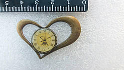 Годинник - серце, вставка - кругла. Підвіска, колір - бронза. Діаметр 15 мм