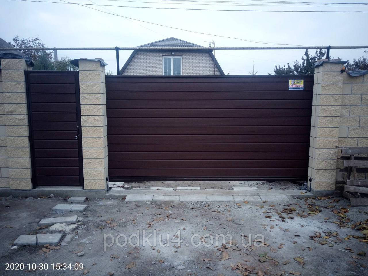 Коміра відкатні зашиті металевим сайдингом