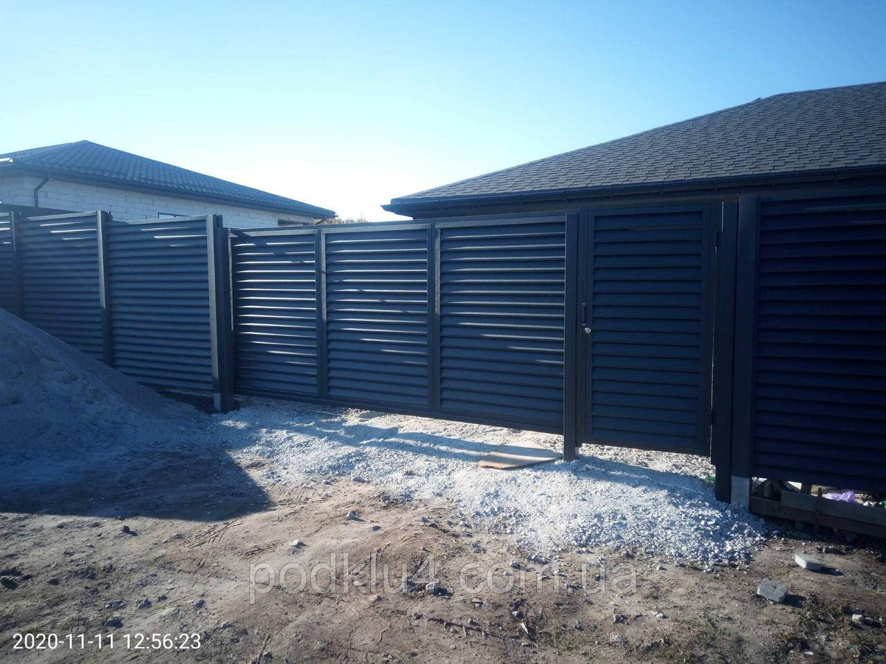 Відкотні ворота з окремішньою каліткою обшиті профілем "жалюзі"